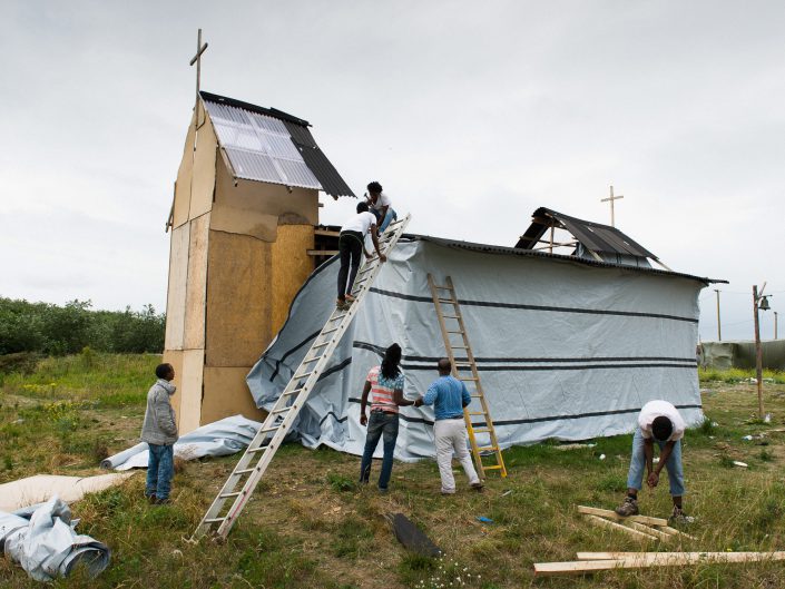 Des Eythréens et des Somaliens s'attèlent à la construction d'une Église dans la "new jungle" de Calais.