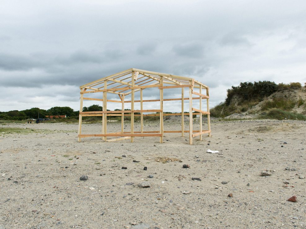 Une cabane en construction dans la "new jungle" de Calais.