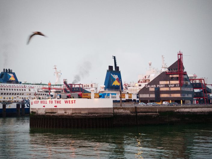 Le port de Calais est celui duquel part le plus grand nombre de ferry pour l'Angleterre. Le port est au beau milieu de la ville, les migrants, juste derrière.
The harbour of Calais is the one from wich most migrants leave to England.