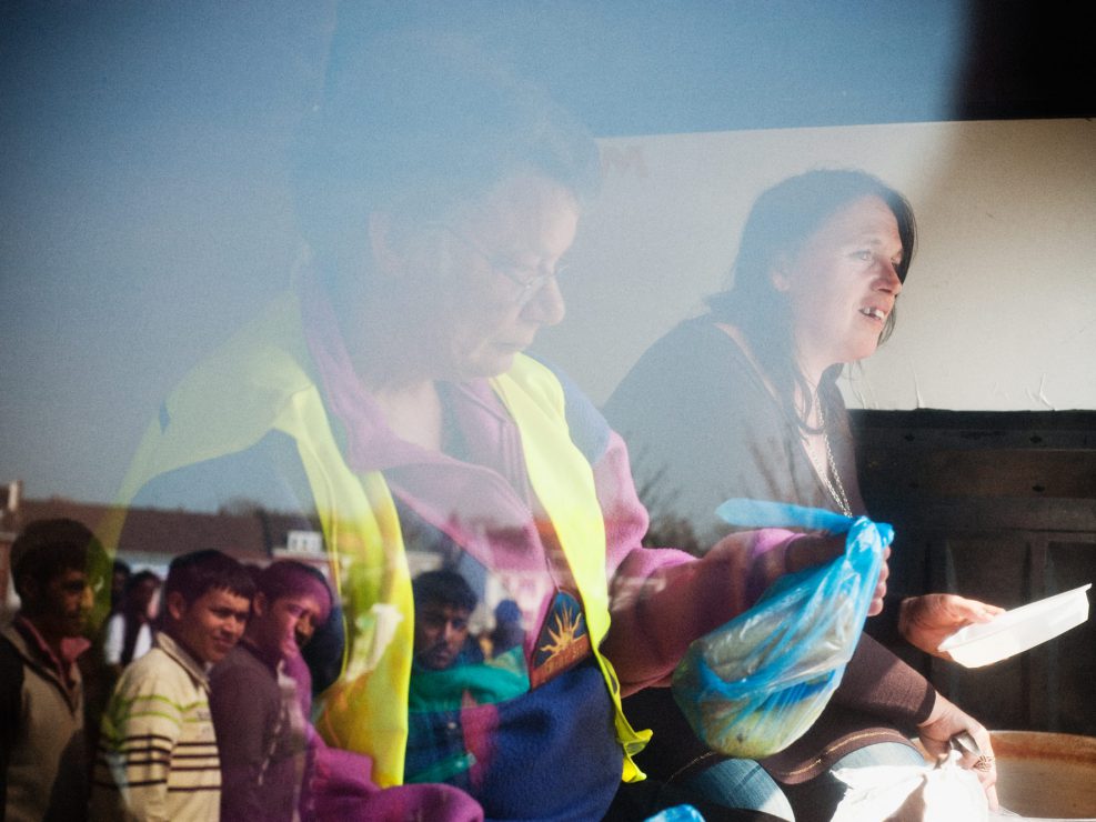 Every day, volunteers organize a food supply for the 800 (it vary all the time) migrants.