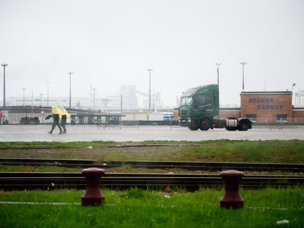 Whatever the weather, the temperature, the migrants must go to the food distribution: it's the only way to eat.